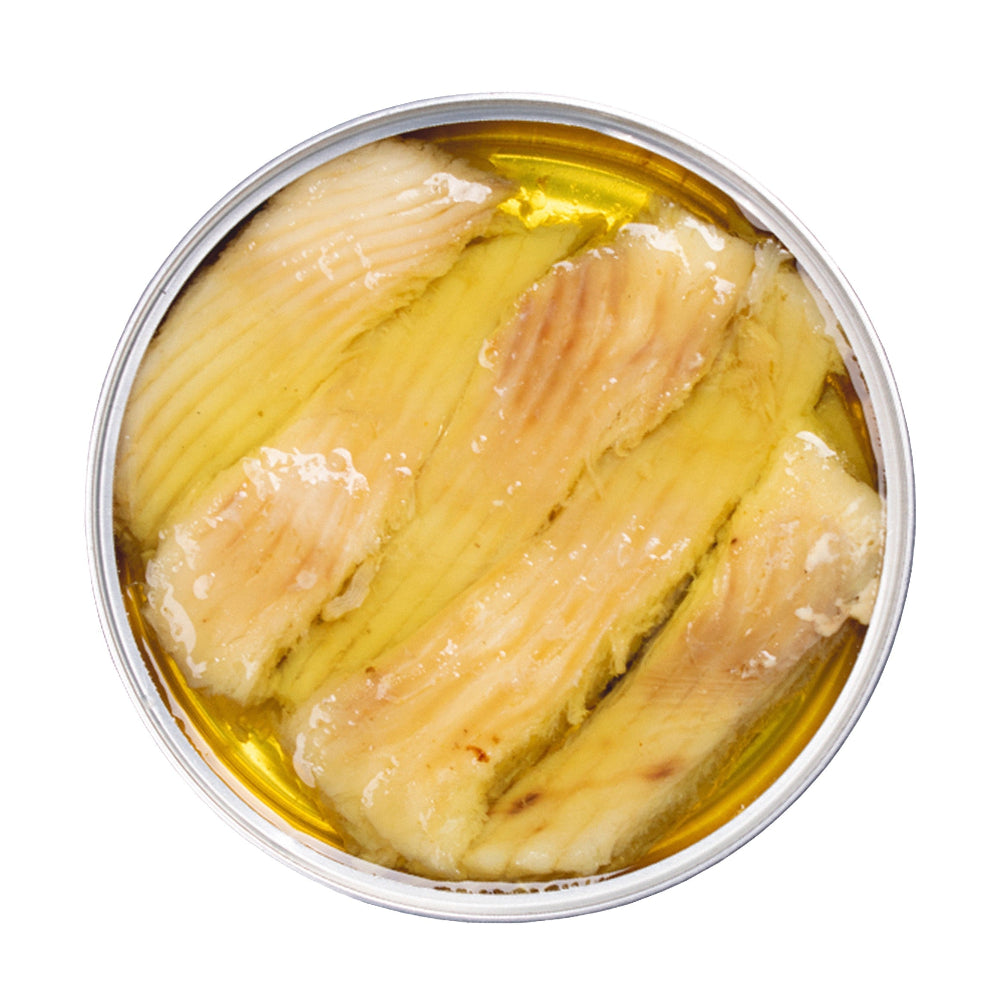 Konservuota Rajos žuvis su alyvuogių aliejumi ir kariu atidaryta skardinė | ABC+